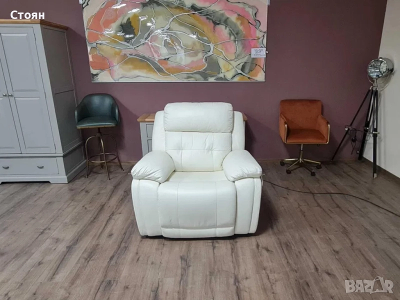 Бял кожен фотьойл La-z-boy с електрически релаксиращ механизъм, снимка 1