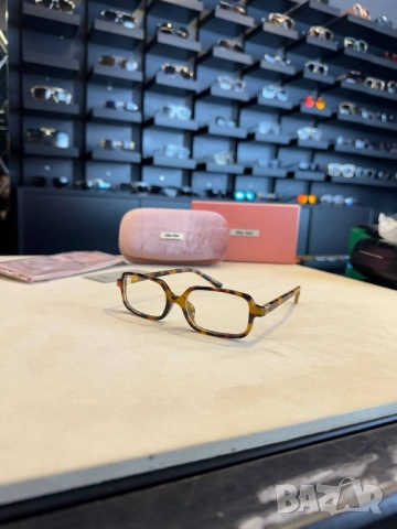 очила с черен обикновен калъф и Ув защита miu miu 