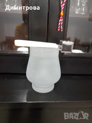 Стъклен съд за лед с щипка