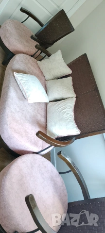 Диван с две красла изработен от качествени материали, светло розов плат и декоративни възглавници, снимка 3 - Дивани и мека мебел - 53922395