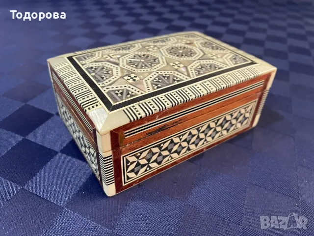 Кутийка за бижута от финна интарзия от екзотична дървесина и седеф