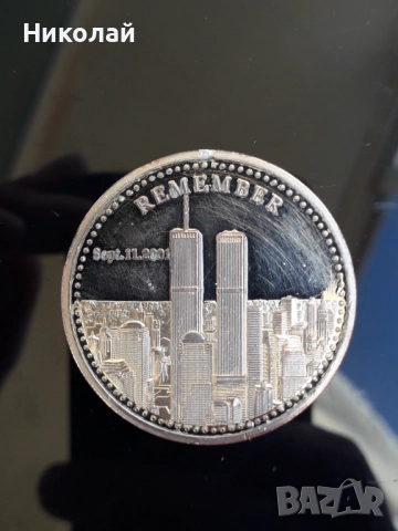 масивен плакет посветен на 11.09.2001г. - удара на "Кулите близнаци" в стилна кутия.