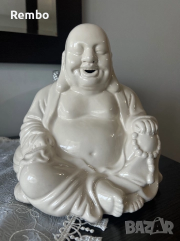 Порцеланова статуетка на Буда