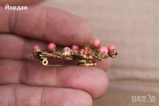 Дамска позлатена брошка с корали, снимка 5 - Други - 50645850