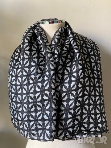 Копринен шал, Linca Lykke в черно и бяло, снимка 2 - Шалове - 40439438