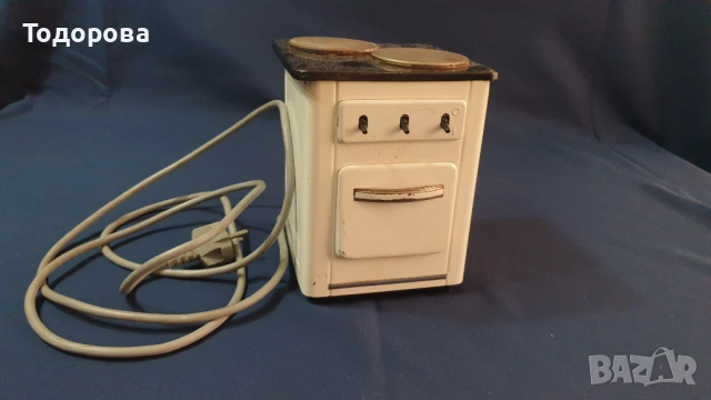 Старинен умален рекламен  модел на елктрическа печка