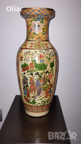 Красива ваза от керамика с ярки, цветни, китайски мотиви. 