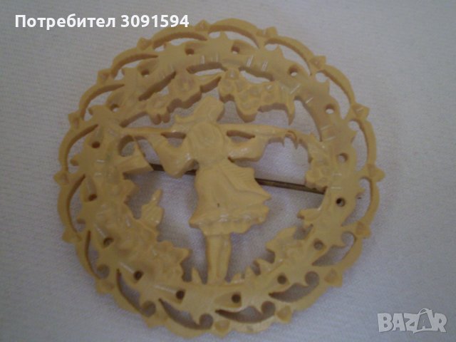 стара брошка изработена от бакелит фолклор жена дама, снимка 2 - Антикварни и старинни предмети - 36821125