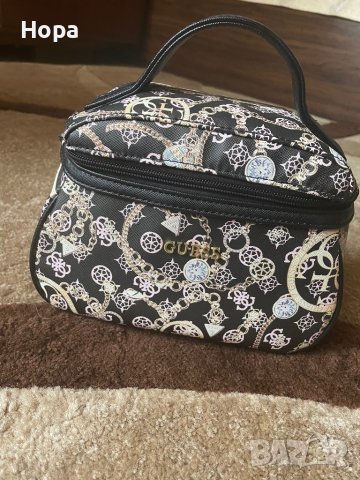Несесер Guess, снимка 2 - Портфейли, портмонета - 40429883