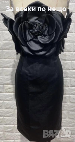 Дамска Елегантна Черна Сатенена Рокля С 3D Цвете Код Roni35, снимка 2 - Рокли - 54012921