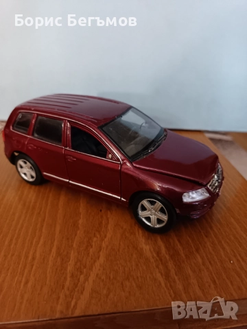 Количка Фолксваген Bburago 1/24, Volkswagen Touareg, снимка 4 - Колекции - 52505703