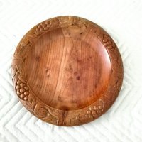 Дървена ръчно резбована чиния, снимка 1 - Антикварни и старинни предмети - 34061723