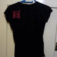 Супер свежа дамска тениска DC в отлично състояние!, снимка 2 - Тениски - 40703532