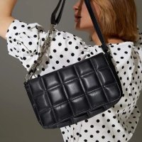 Капитонирана дамска чанта за рамо с асиметричен дизайн на дръжката 25х19см., снимка 6 - Чанти - 44433546