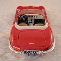 Jaguar E-Type 1961 1:18 Burago, снимка 4 - Колекции - 37244096