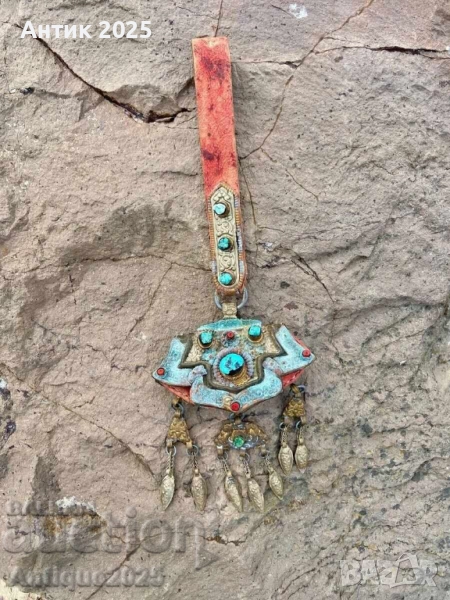 Античен племенен калъф с орнаменти и висулки, снимка 1