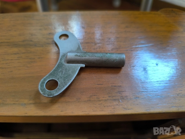 стар ссср настолен часовник от 1958 година марка владимир с ориг ключ и гонг, снимка 4 - Антикварни и старинни предмети - 52953627