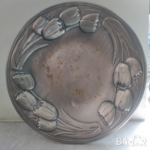 метална чиния в стил арт деко