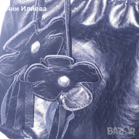 Бяла и черна чанта тип торба с две цветчета