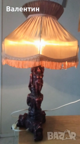 Висока настолна лампа