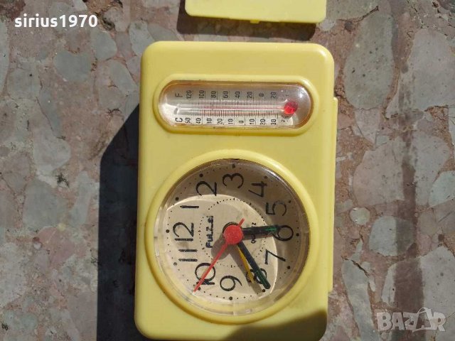 Стар кварцов часовник работи с термометър и аларма, снимка 3 - Стенни часовници - 29303845