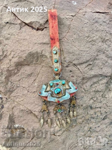 Античен племенен калъф с орнаменти и висулки