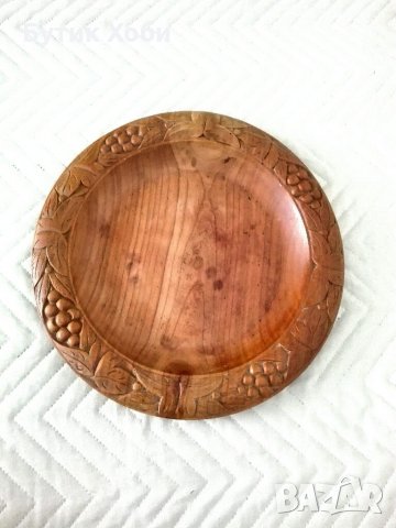 Дървена ръчно резбована чиния