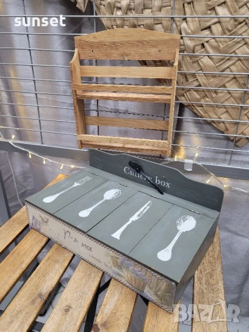 стелаж за подправки и кутия за прибори