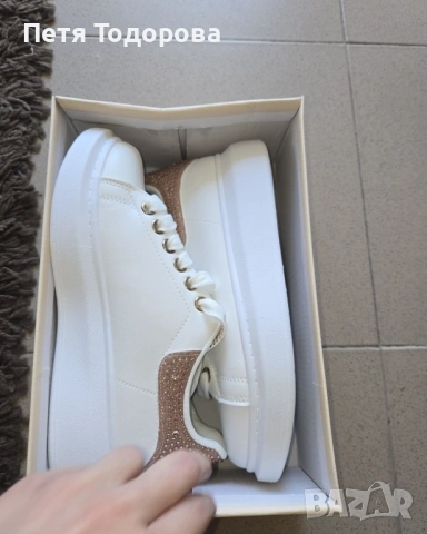 Чисто нови бели кецове с камъчета