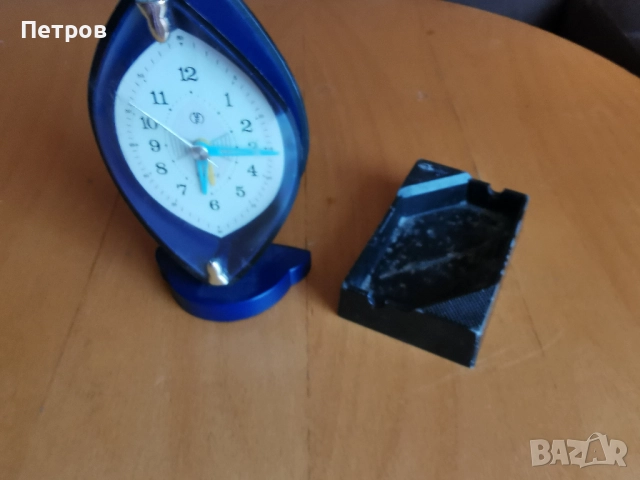 Пепелник Давидоф и будилник ретро антика.