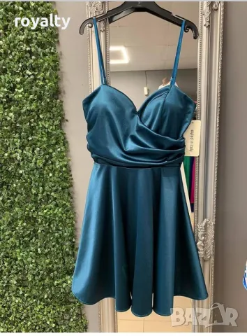 Синя сатенена рокля