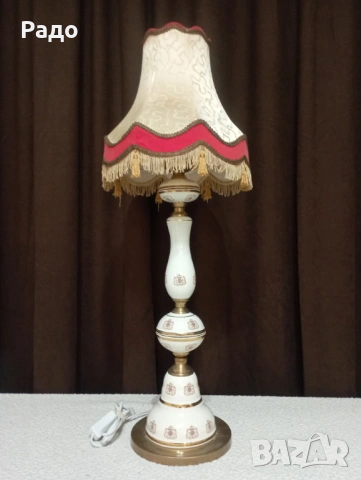 Голяма старинна порцеланова лампа с красив абажур