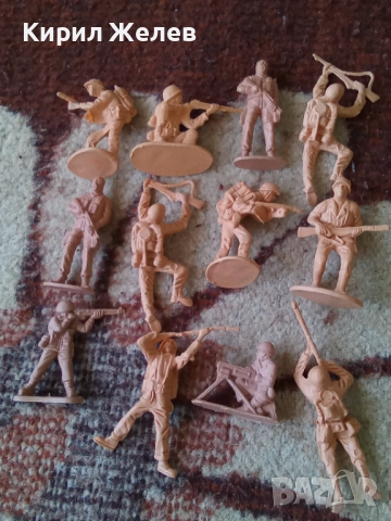 Войници пластмасови 12 броя 51730, снимка 2 - Колекции - 52105413
