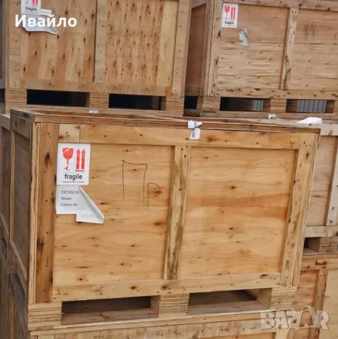 Големи дървени сандъци 