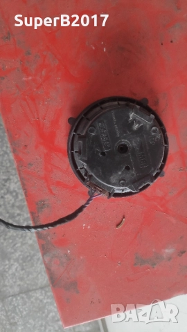Продавам - оригинално моторче за огледало на VW Caddy , снимка 4 - Части - 52022369