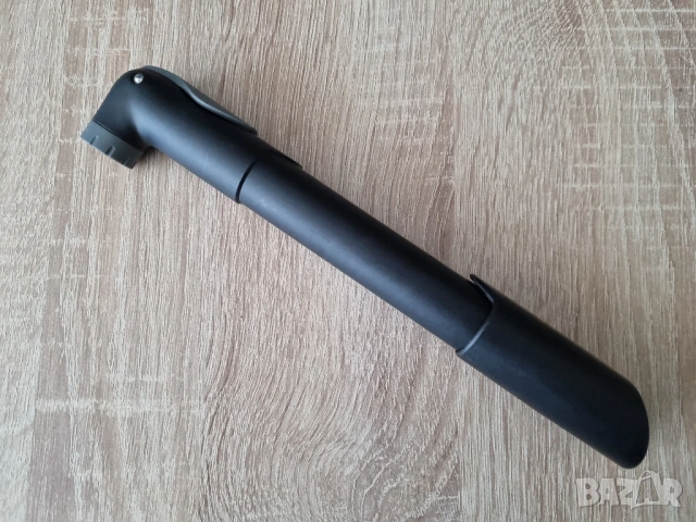 Компактна ръчна помпа Decathlon за велосипед