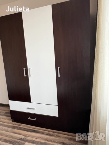 Трикрилен гардероб с лост за закачалки, рафтове и две чекмеджета