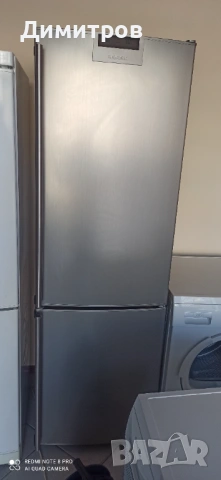 Продавам хладилник с фризер Сименс