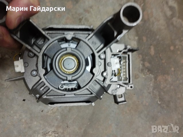 Продава различни двигатели на 12v и 220v, снимка 1 - Друга електроника - 39634270