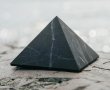 Пирамида от Шунгит Монолитен Лечебен Шунгит Най-Целебният Камък на Земята Благороден Минерал 75-550г, снимка 1
