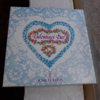 Колекционерска чиния Royal Doulton Valentines Day 1982, снимка 5 - Антикварни и старинни предмети - 35211256