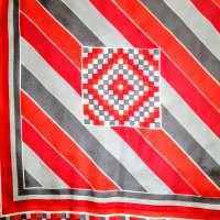 Копринен шал в червено и сиво 67/65, снимка 2 - Шалове - 37340365
