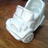 Модел на стар автомобил от порцелан, снимка 1 - Други ценни предмети - 39338773