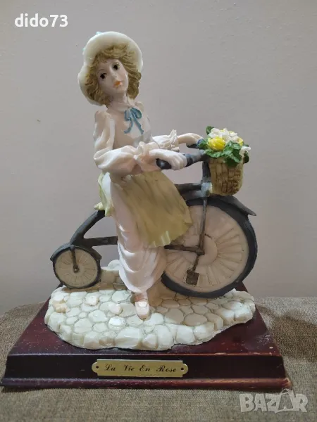 Момичето с велосипеда., снимка 1