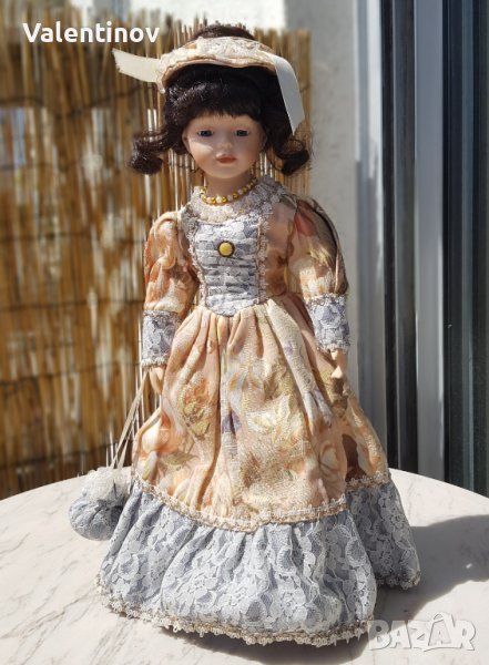 Порцеланова кукла със стойка , снимка 1