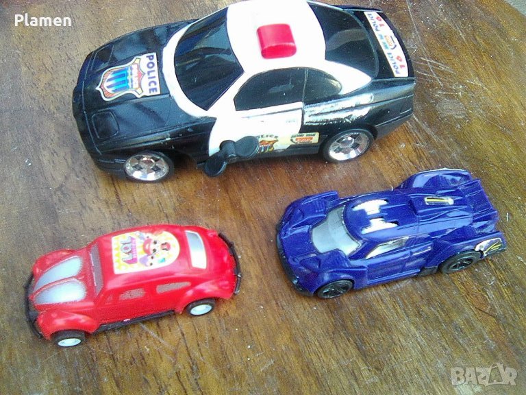 Три пластмасови колички едната с пружинен двигател другите две с инерционен, снимка 1