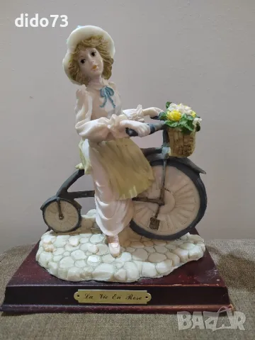 Момичето с велосипеда.