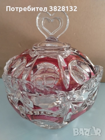 кристална купа с капак със сърце