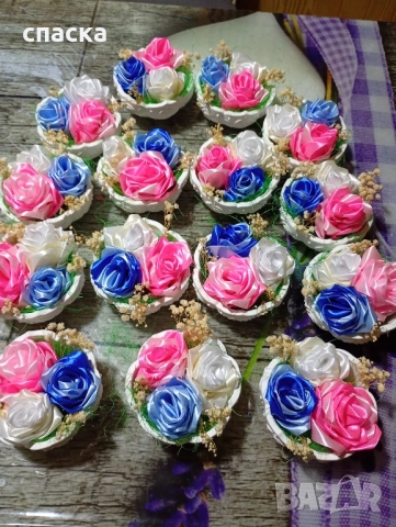 аранжировки със сатенени рози