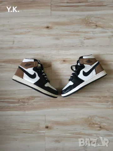 Оригинални кецове Nike Air Jordan 1 Retro High "Dark Mocha" (GS), снимка 2 - Детски маратонки - 47936265